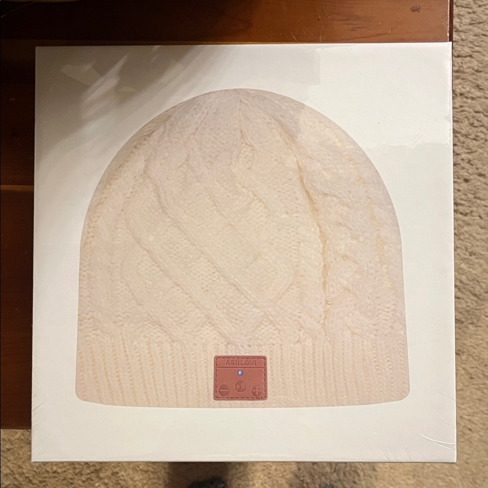 Asilio Cream Cable Knit Beanie with Bluetooth
